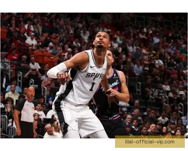 文班率马刺豪取六连胜26分钟砍26分14板再现多次空接暴扣精彩表现